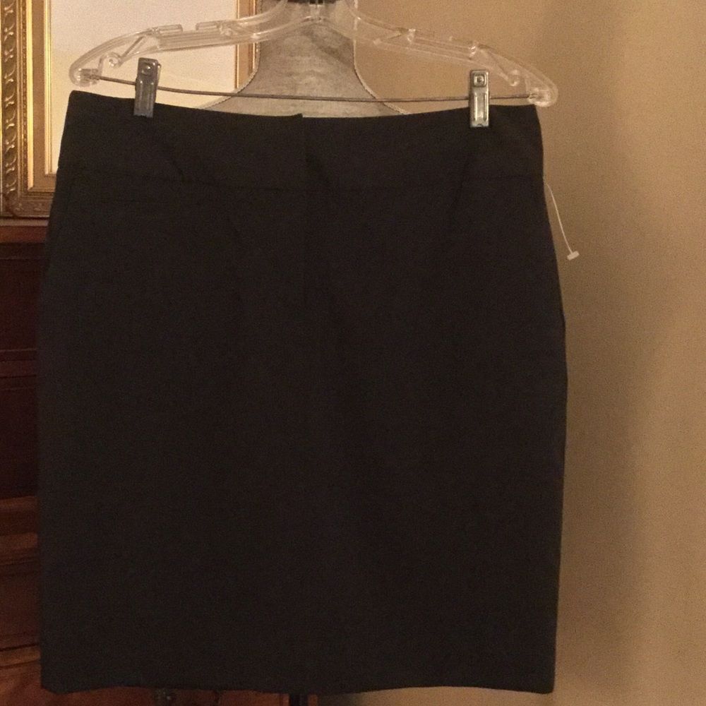 NWOT sz 10 black dress skirt w pockets. Front zip.